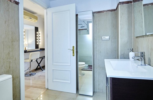 Jaen Apartment | Apartment "Piso Jaén Calle La Luna" with Terrace & Wi-Fi