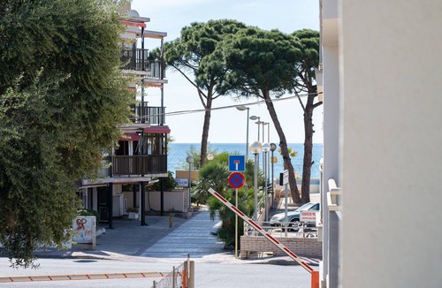 Vilafortuny Apartment | Apartment "Playa Dorada B106" near Beach with Balcony, A/C & Wi-Fi