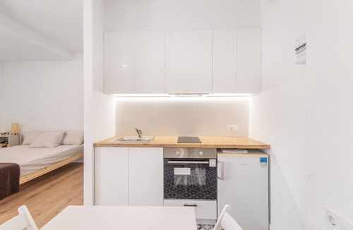 Arenys de Mar Apartment | Apartment 'Portblanc' with Balcony, Wi-Fi, and Air Conditioning