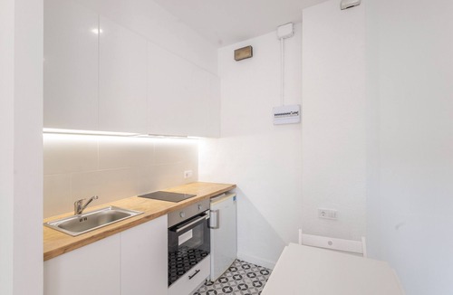 Arenys de Mar Apartment | Apartment 'Portblanc' with Balcony, Wi-Fi, and Air Conditioning