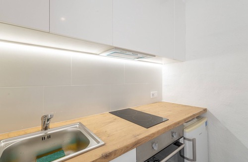 Arenys de Mar Apartment | Apartment 'Portblanc' with Balcony, Wi-Fi, and Air Conditioning