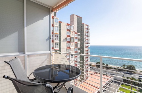 L'Albufereta Apartment | Apartment 'Primera Línea De Playa' with Shared Pool, Wi-Fi and Air Conditioning