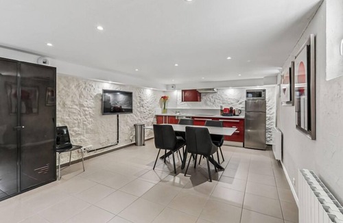 Bagnolet Apartment | Apartment-Private Bathroom-Garden view