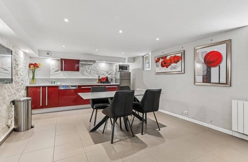 Bagnolet Apartment | Apartment-Private Bathroom-Garden view