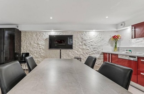 Bagnolet Apartment | Apartment-Private Bathroom-Garden view