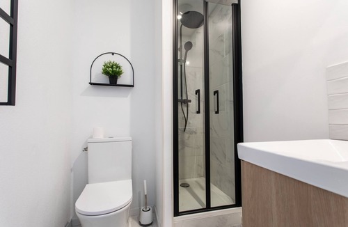 Compans-Caffarelli Apartment | Apartment-Private Bathroom