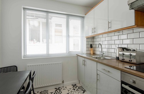 Childs Hill Apartment | Apartment-Private Bathroom-2 Bedroom