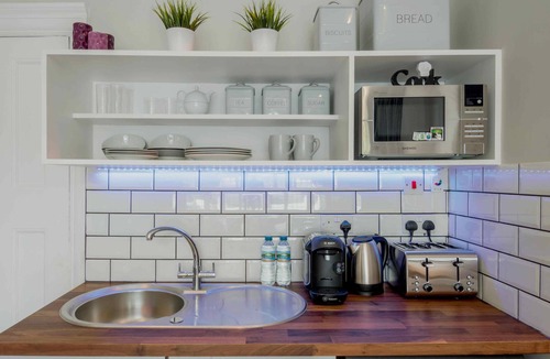 Childs Hill Apartment | Apartment-Private Bathroom-2 Bedroom