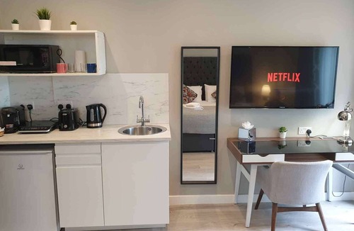 Childs Hill Apartment | Apartment-Private Bathroom-2 Bedroom