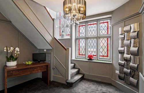 Childs Hill Apartment | Apartment-Private Bathroom-2 Bedroom