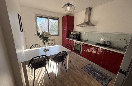 Bourroches Apartment | Apartment-Private Bathroom
