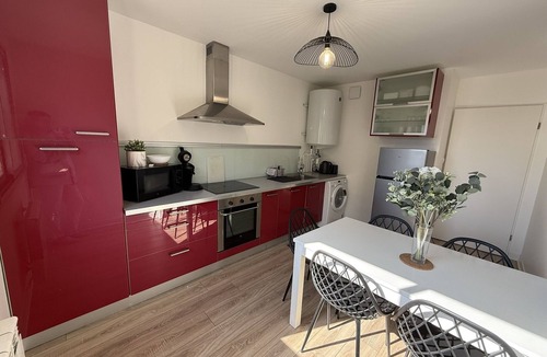 Bourroches Apartment | Apartment-Private Bathroom