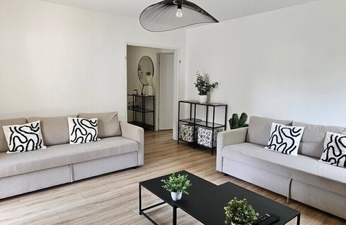 Bourroches Apartment | Apartment-Private Bathroom