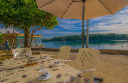 Punta Kriza Apartment | Apartment Punta Blue only 5m from the sea, island Cres