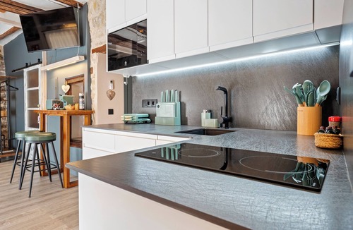 Arnes Apartment | Apartment 'Raconet D'Arnes' with Private Terrace, Wi-Fi and Air Conditioning
