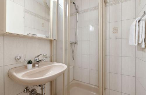 Davos-Platz Apartment | Apartment Regina Apt Golfblick by Interhome