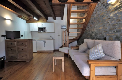 Lardies Apartment | Apartment 'Roble' with Mountain View, Shared Pool and Wi-Fi