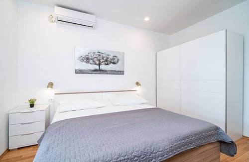 Srebreno House | Apartment & Rooms Papa - Basic Double Room with Balcony and Partial Sea View
