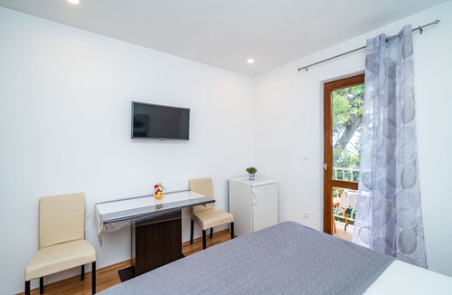 Srebreno House | Apartment & Rooms Papa - Basic Double Room with Balcony and Partial Sea View