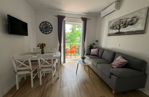 Srebreno Apartment | Apartment & Rooms Papa - Two Bedroom Apartment with Balcony and Partial Sea View