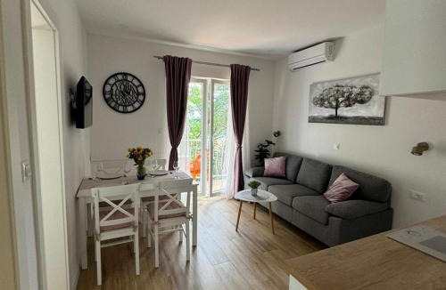 Srebreno Apartment | Apartment & Rooms Papa - Two Bedroom Apartment with Balcony and Partial Sea View
