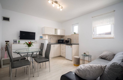 Vrvari Apartment | Apartment Rose I with shared pool in Poreč, Istria