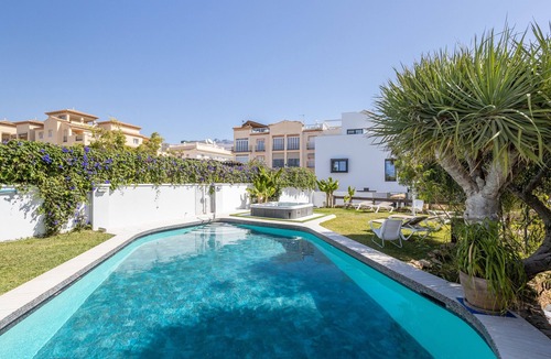 Nerja City Centre Apartment | Apartment San Jose with Sea View, Pool, Wi-Fi & Garden