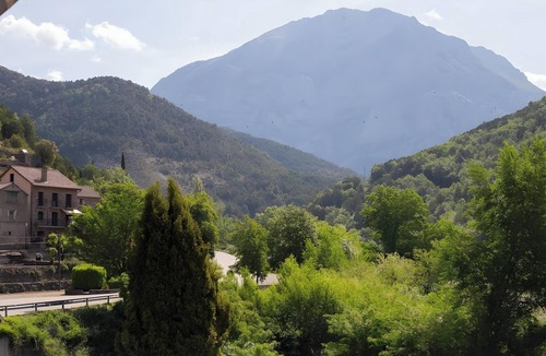 Puertolas Apartment | Apartment 'Santa Justa' with Mountain View, Wi-Fi and Air Conditioning