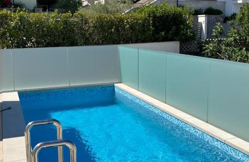 Njivice Apartment | Apartment Santorini Krk with private pool