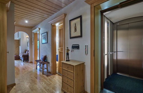 Klosters Platz Apartment | "Apartment Sina" with Balcony & Wi-Fi