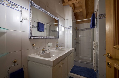 Klosters Platz Apartment | "Apartment Sina" with Balcony & Wi-Fi