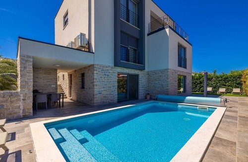 Njivice Apartment | Apartment SIORA with heated pool