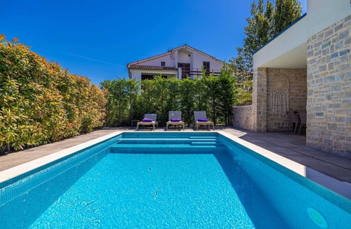 Njivice Apartment | Apartment SIORA with heated pool