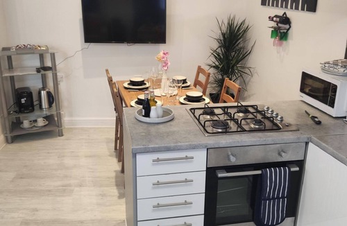 Alibon Apartment | Apartment - Sleeps 4 - Balcony - Parking