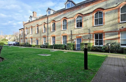Abbots Langley Apartment | Apartment - Sleeps3 - Close to Warner Bros Studios