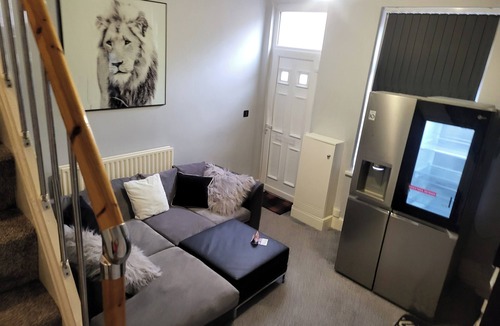 Burslem Apartment | Apartment - Sleeps 5 - Great Location - Parking