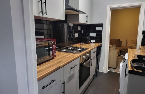 Burslem Apartment | Apartment - Sleeps 5 - Great Location - Parking