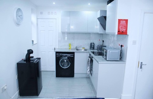 Brent Apartment | Apartment - Sleeps 2 & Free Parking