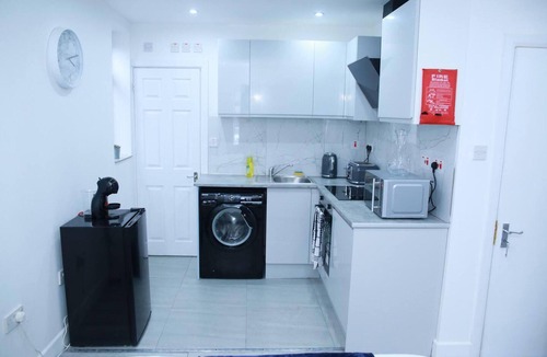Roxbourne Apartment | Apartment - Sleeps 2 & Free Parking