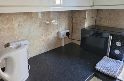 Reading House | Apartment - Sleeps 2 - Parking