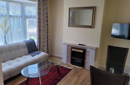 Reading House | Apartment - Sleeps 2 - Parking