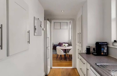 Vassall Apartment | Apartment Sleeps 2 with Free Parking