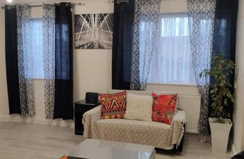 Alibon Apartment | Apartment - Sleeps 4 - Balcony - Parking