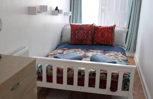 Chadwell Apartment | Apartment - Sleeps 4 - Garden - Parking