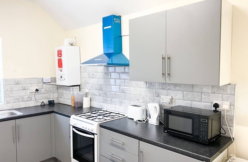 Seisdon Apartment | Apartment Sleeps 4 with Free Parking