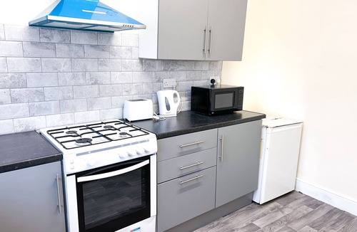 Seisdon Apartment | Apartment Sleeps 4 with Free Parking