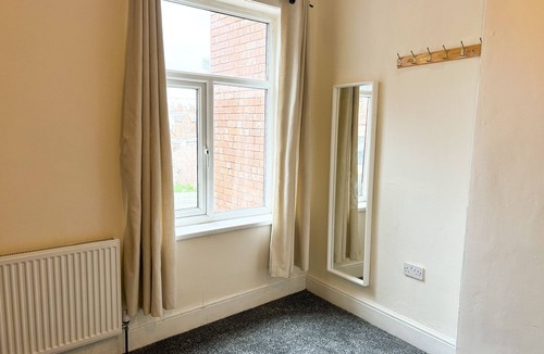 Seisdon Apartment | Apartment Sleeps 4 with Free Parking