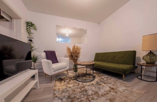 Richmond-upon-Thames Apartment | Apartment - Sleeps 4 - Parking - Great Location