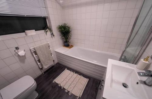 Richmond-upon-Thames Apartment | Apartment - Sleeps 4 - Parking - Great Location