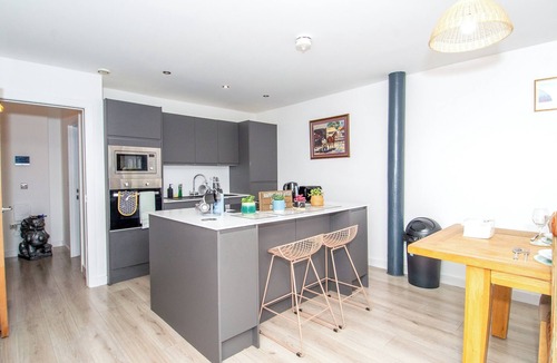 Bradford Apartment | Apartment - Sleeps 4 - Parking - Workspace